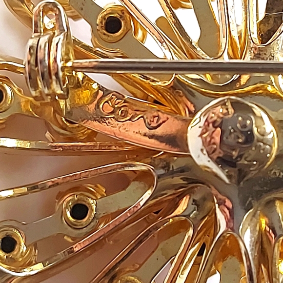 Coro Starburst Brooch, Pink and Red Coro Brooch - Picture 5 of 5